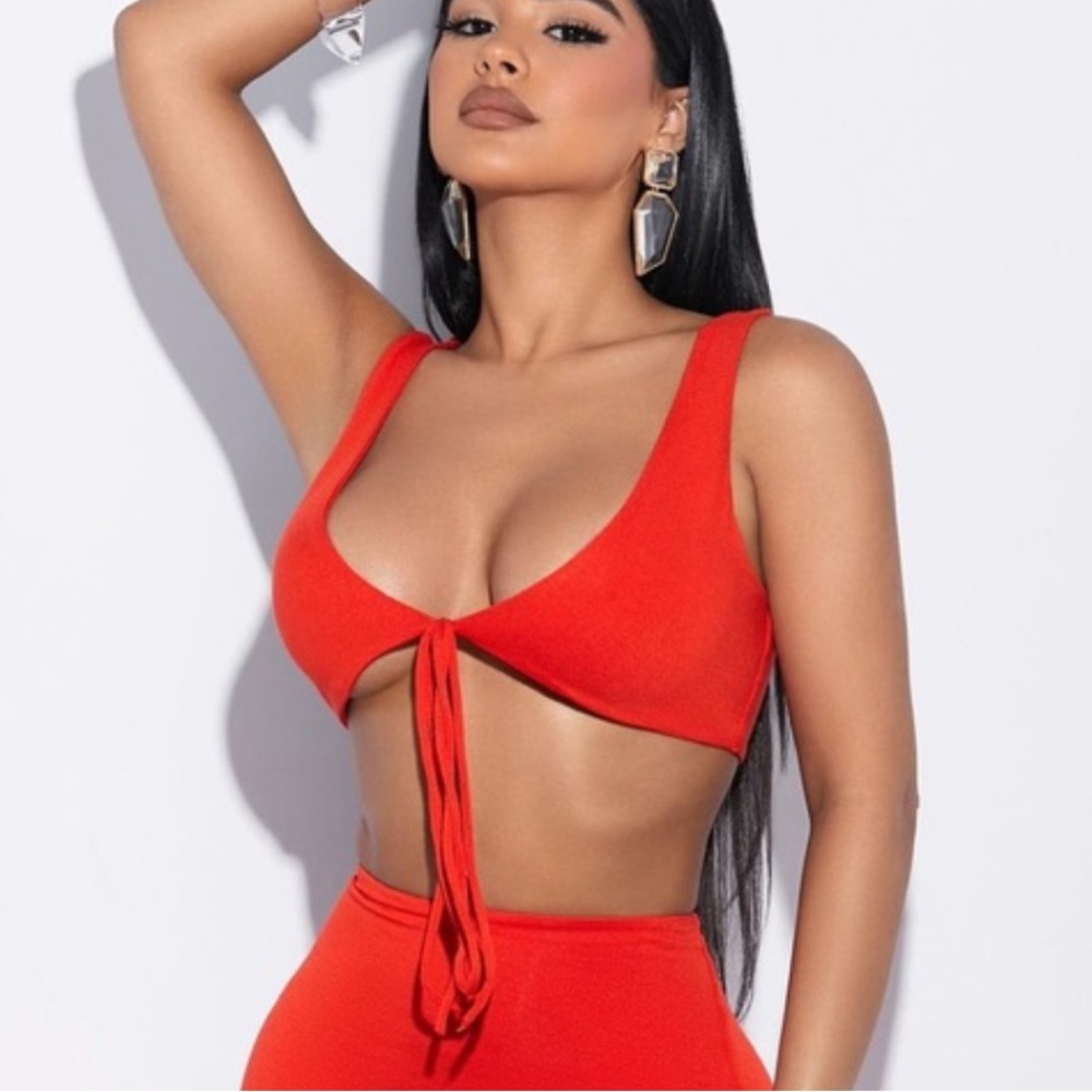 Naked Wardrobe NW V-NECK STRAP CROP TOP Poppy